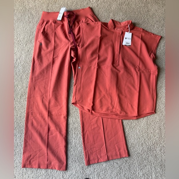 Figs set  Alexandria wide leg small red and Rafaela oversized top XS hibiscus - Picture 2 of 4